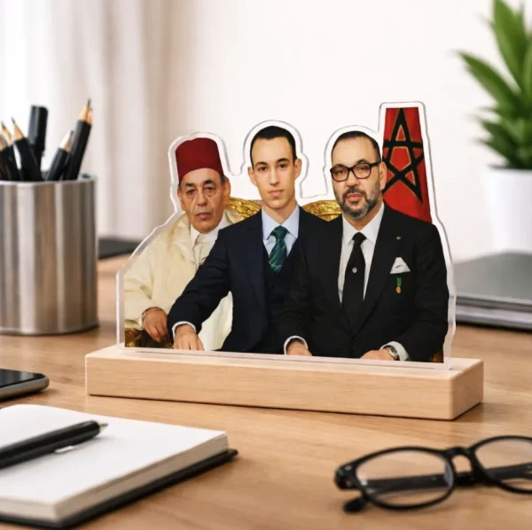Plaque de bureau en acrylique découpé sur socle en bois avec le portrait de feu Sa Majesté le Roi Hassan II, Son Altesse Royale le Prince Héritier Moulay El Hassan et Sa Majesté le Roi Mohammed VI