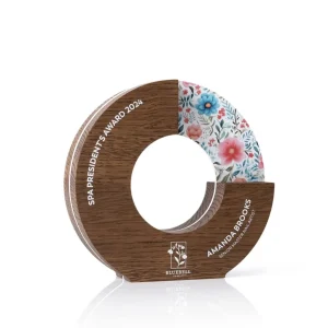 Trophée personnalisé en forme de cercle, bois foncé et arc en acrylique imprimé à motif floral