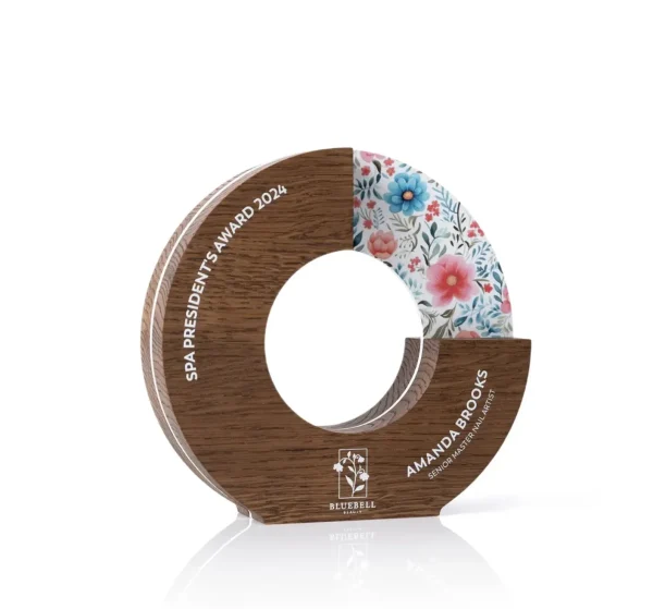 Trophée personnalisé en forme de cercle, bois foncé et arc en acrylique imprimé à motif floral