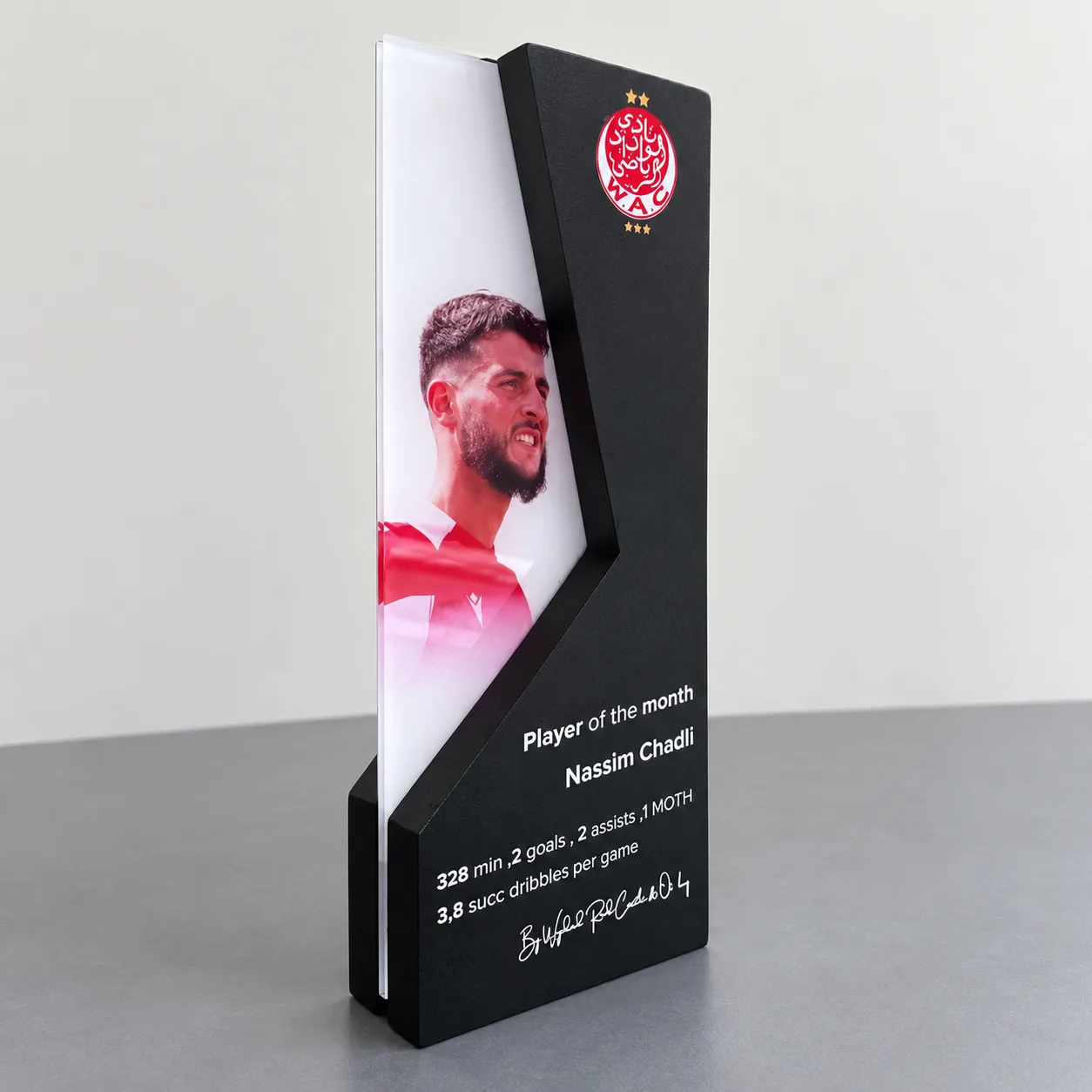 Trophée colonne en bois noir et plexiglas personnalisé avec photo du joueur, logo du club et statistiques, pour un prix de joueur du mois